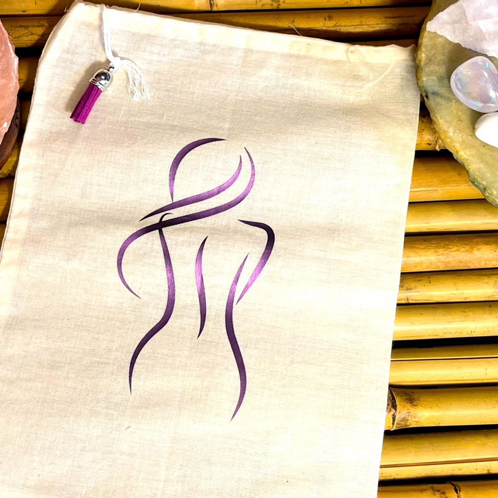 Light canvas bag with pull close string. 💋